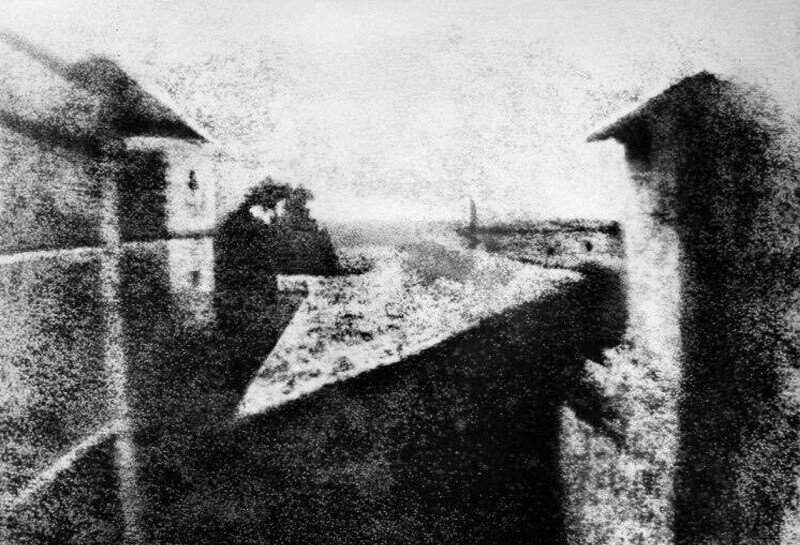 اولین تصویر دائمی جهان که توسط ژوزف نیپس به ثبت رسیده است