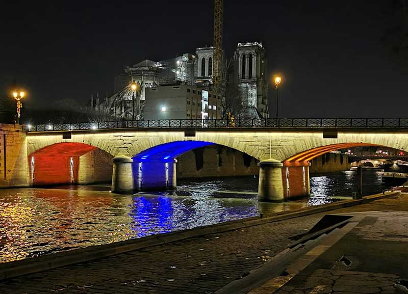 Փարիզի Աստվածամոր տաճարի մոտ գտնվող կամուրջներից մեկը լուսավորվել է Հայաստանի ու Ֆրանսիայի դրոշների գույներով