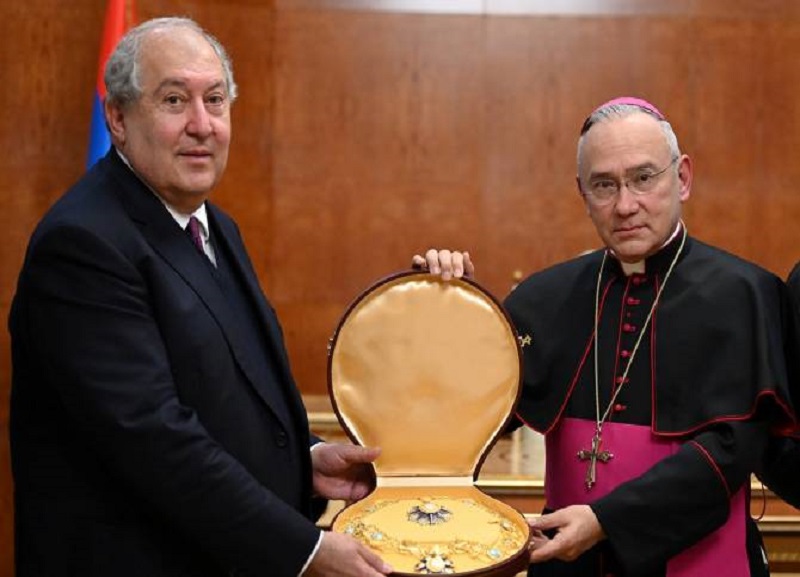 Pope Francis awards Armenian President with Grand Collar of Papal Order of Pius IX