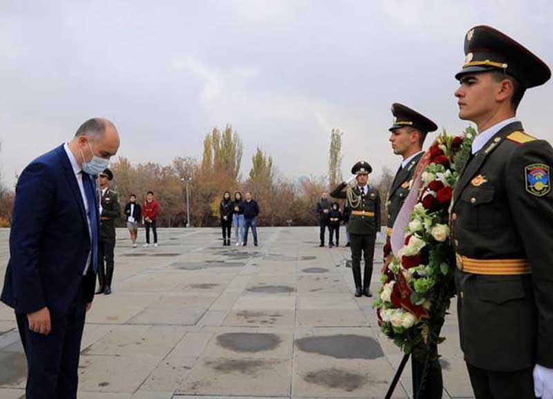 Վրաստանի պաշտպանության նախարարը Հայոց ցեղասպանության հուշահամալիրում հարգանքի տուրք է մատուցել նահատակների հիշատակին 