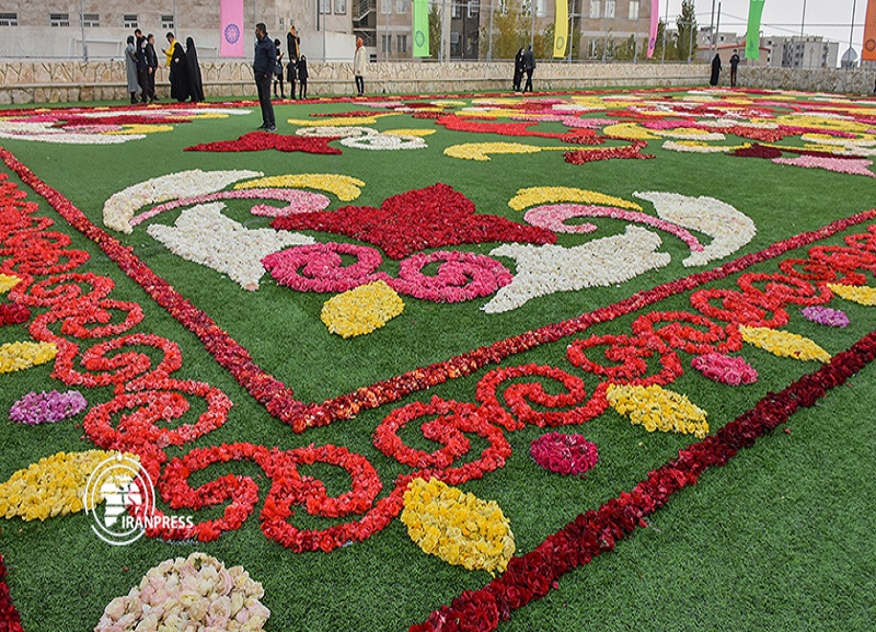 rug , VIDEO - Biggest Middle Eastern floral rug showcased in central Iran