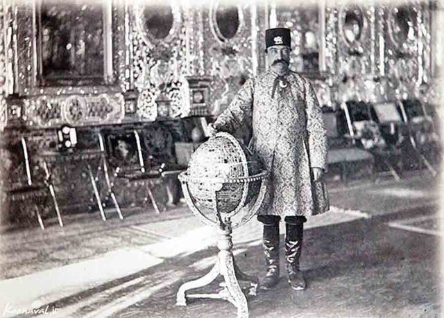 ناصرالدین‌شاه در کنار اولین مجسمه تهران