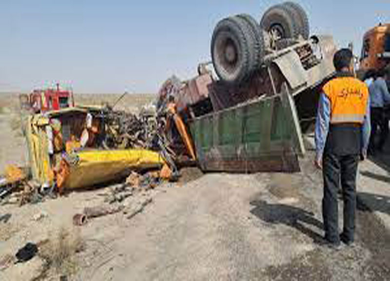 ببینید | تصادف وحشتناک و مرگبار کامیون تانکر آب با مینی‌بوس کارگران معدن در کرمان