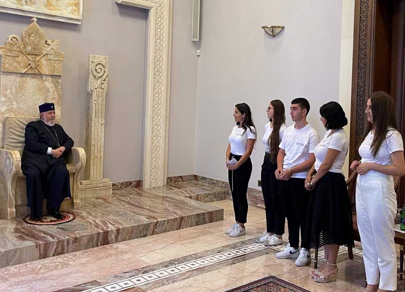 Մարսելի համազգային դպրոցի և Փարիզի դպրոցասեր միության վարժարանի աշակերտներն այցելեցին  Մայր Աթոռ Սուրբ Էջմիածին