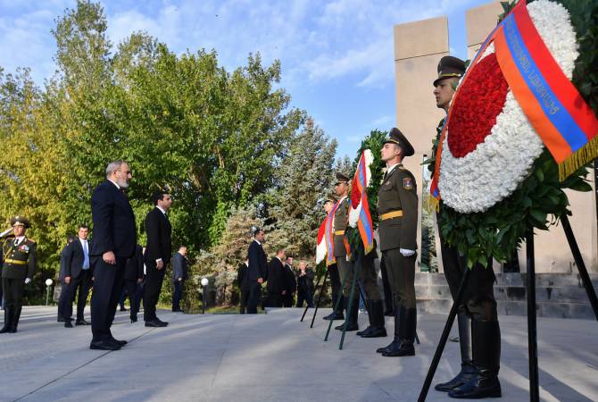 President Khachaturyan, PM Pashinyan visit Yerablur Military Pantheon on Independence Day
