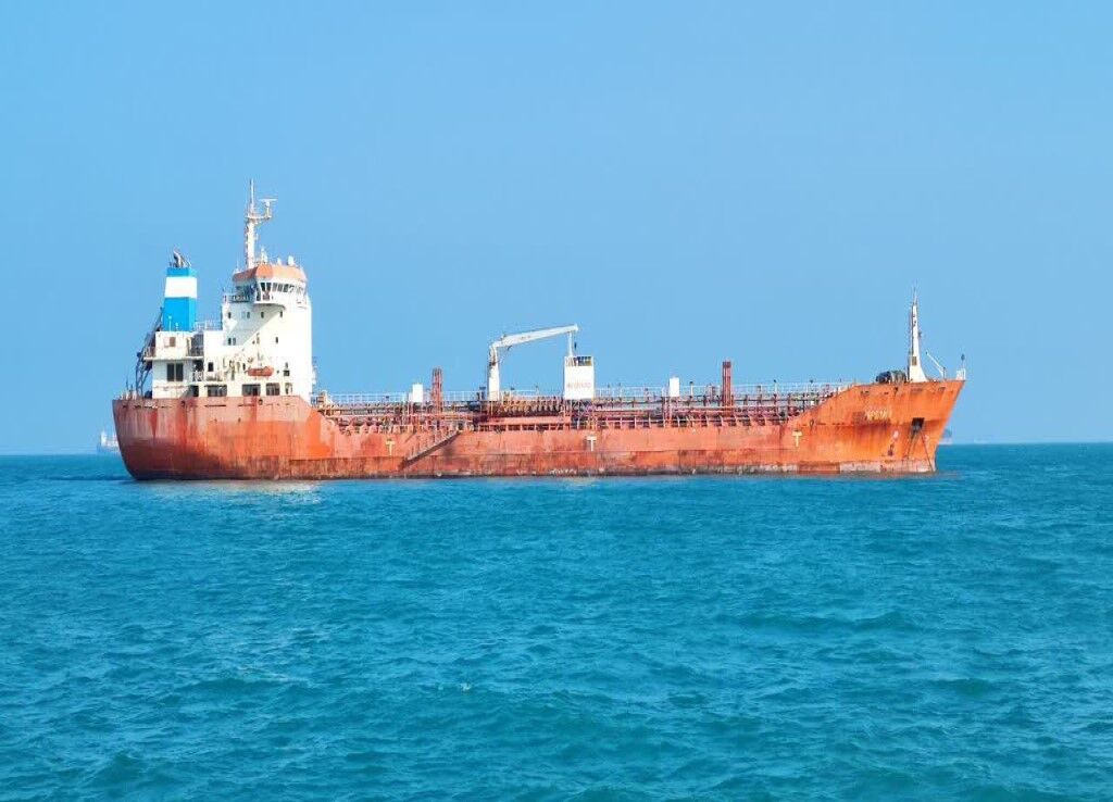 نفتکش خارجی حامل ۱۱ میلیون لیتر سوخت قاچاق در خلیج فارس توقیف شد