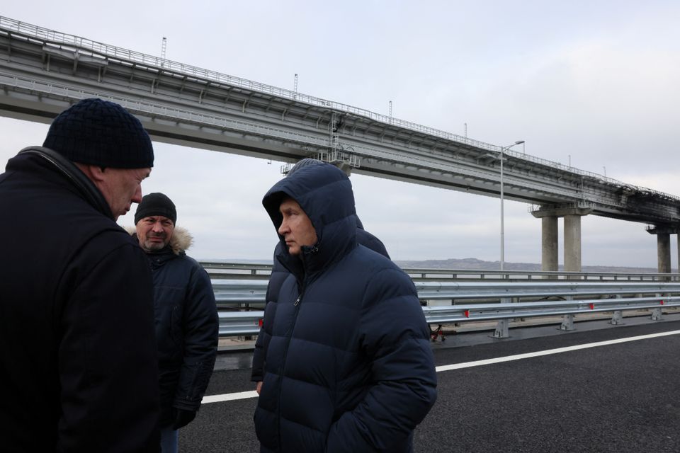پوتین روی پل درحال بازسازی کریمه  [تصاویر]