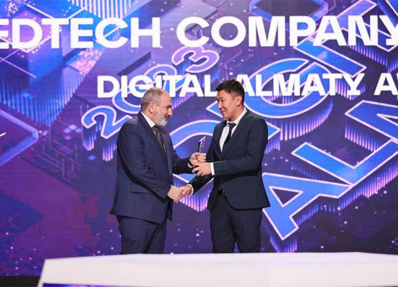 Փաշինյանը Digital Almaty Awards-ի շրջանակում մրցանակ է հանձնել «Daryn Online» նախագծի հեղինակին