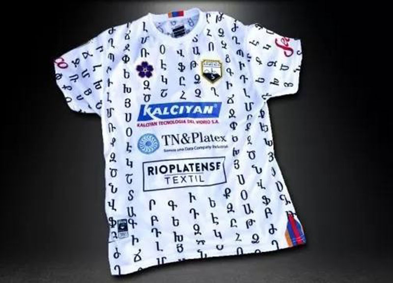 Արգենտինյան ֆուտբոլային ակումբը հայկական այբուբենով շապիկներ է ներկայացրել