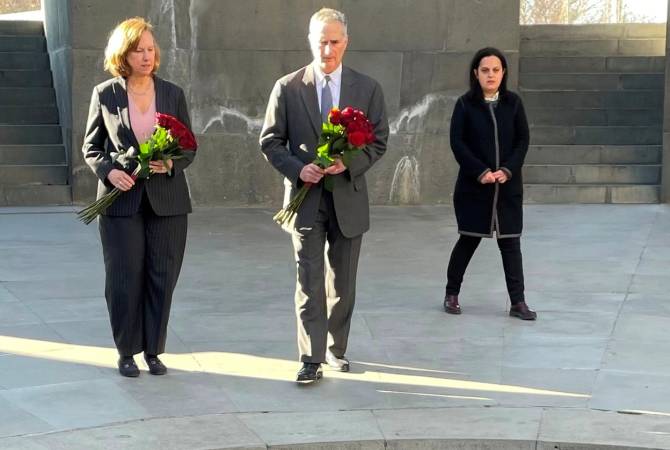 Լուիս Բոնոն Ծիծեռնակաբերդի հուշահամալիրում հարգանքի տուրք է մատուցել Հայոց ցեղասպանության զոհերի հիշատակին
