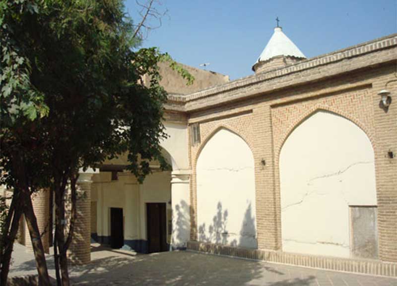قبر پسر سروالتر و وزیر مختار انگلیس در نخستین کلیسای تهران/ این بنای۲۰۰ساله هیچ تغییری نکرده است