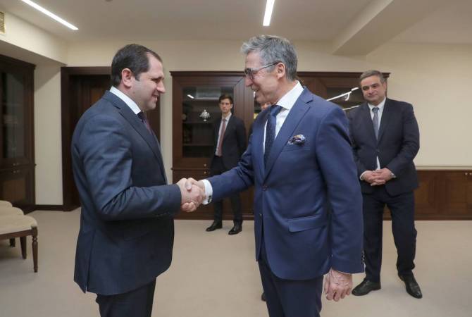 Armenian Minister of Defense meets with former Secretary-General of NATO in Yerevan 