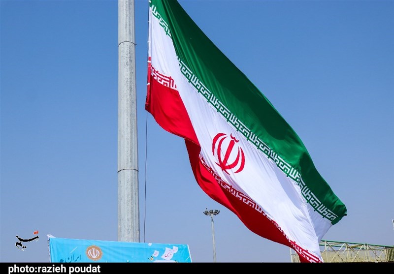 اهتزار پرچم مقدس کشور در جوار خلیج فارس به مناسب یوم الله ۱۲ فروردین