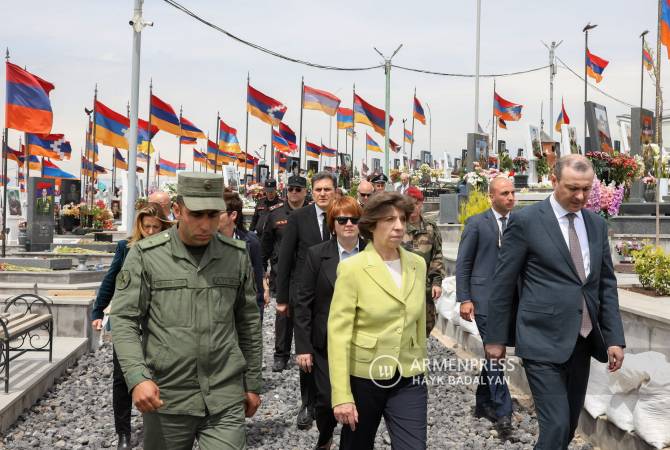 French Foreign Minister visits Yerablur military cemetery in Yerevan