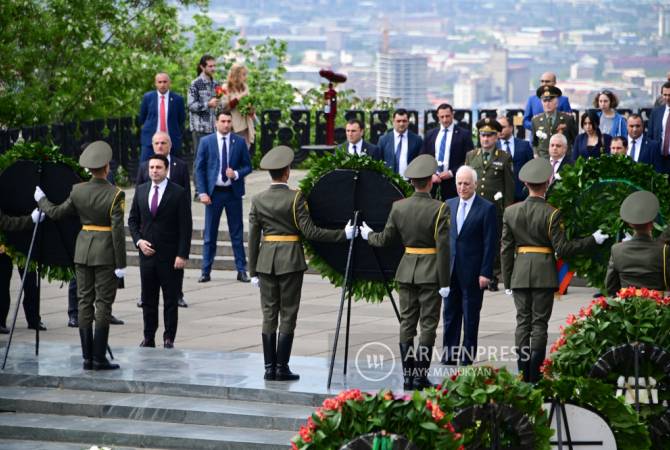 Video - President, Speaker of Parliament and other officials visit Tomb of the Unknown Soldier in Yerevan on May 9