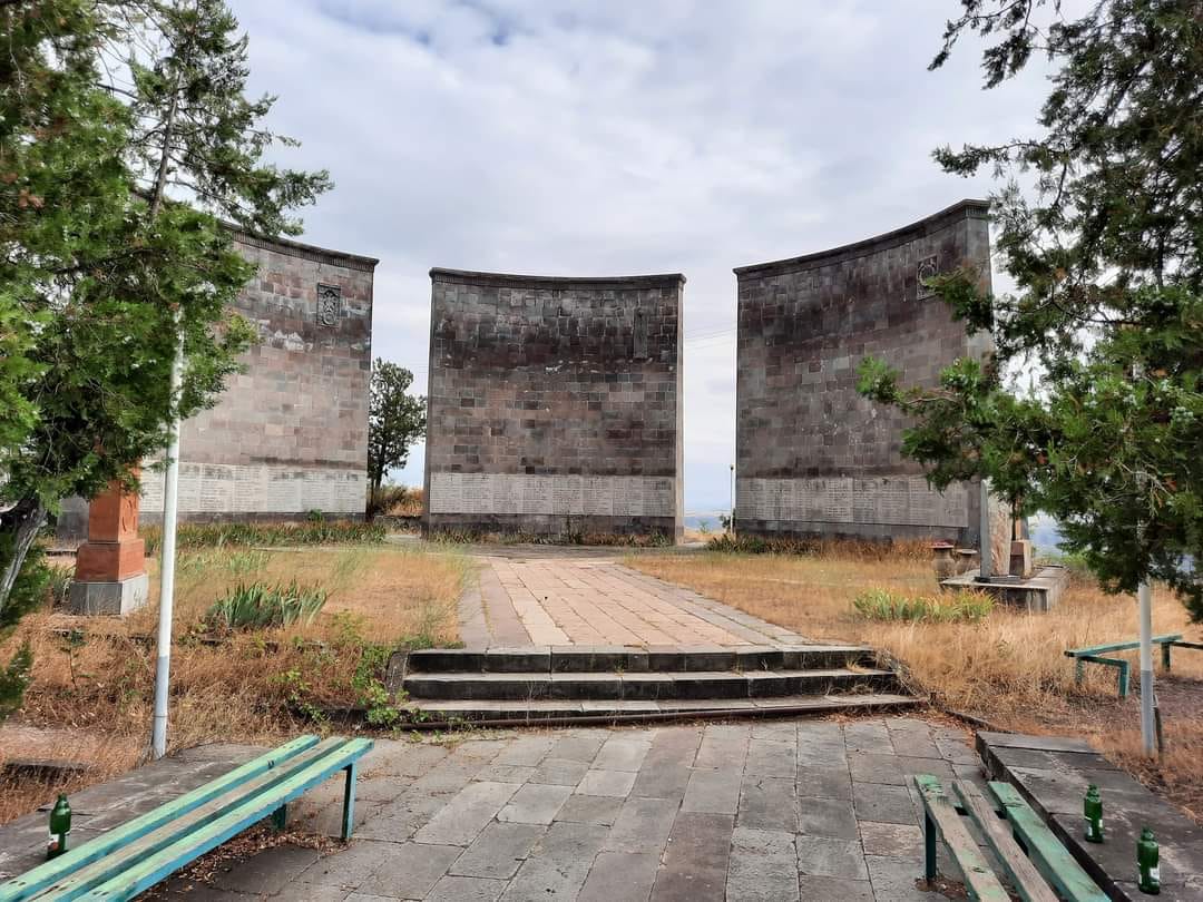 In Berdzor, Azerbaijanis raze Memorial of Glory to the ground