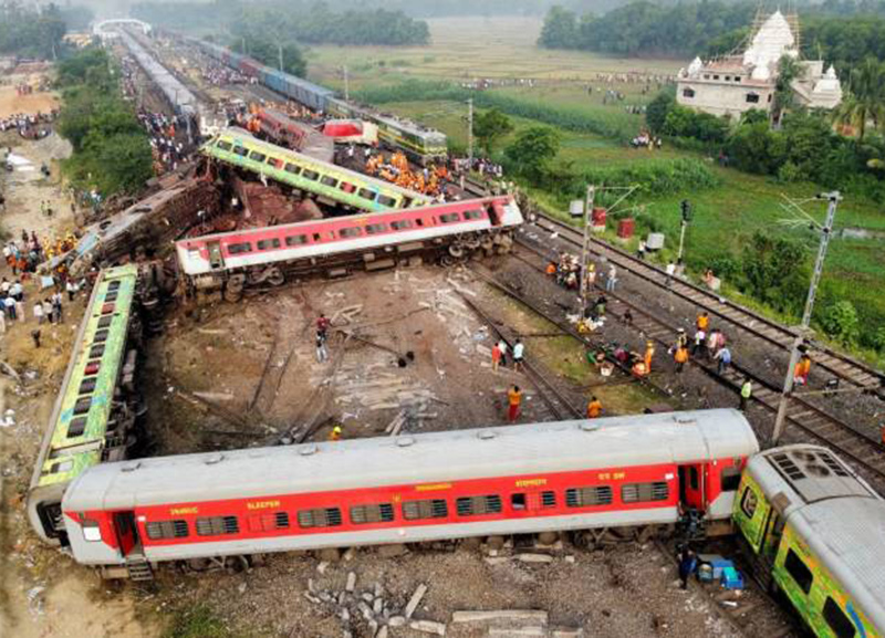 Հնդկաստանում երեք գնացքների բախման հետևանքով զոհերի թիվը հասել է 288- ի, տուժել է ավելի քան 900 մարդ
