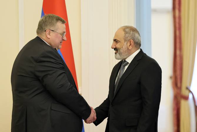 Armenian Prime Minister holds meeting with Russian Deputy PM