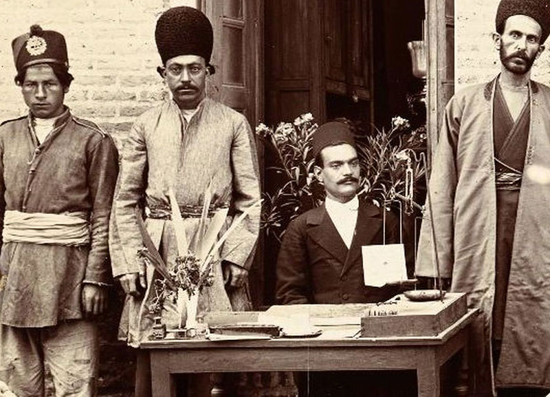 ژست جالب «کارمندان» ایرانی؛ ۱۰۰ سال قبل