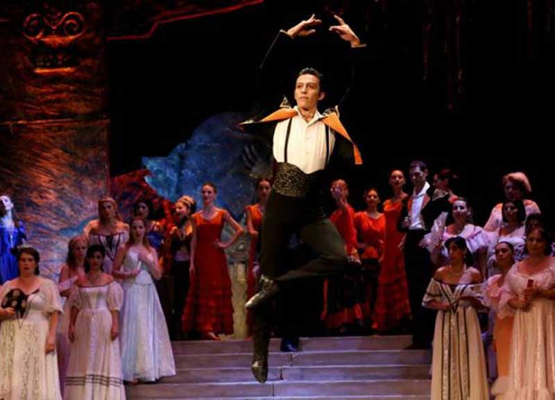 Հանճարեղ երաժշտություն և դրամատիկ սյուժե. Վահագն Պապյանը Երևանում ղեկավարեց «Տրավիատա» օպերան