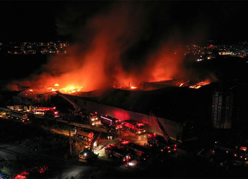 Թուրքիայի արևմտյան հատվածում միաժամանակ այրվում է 10 գործարան