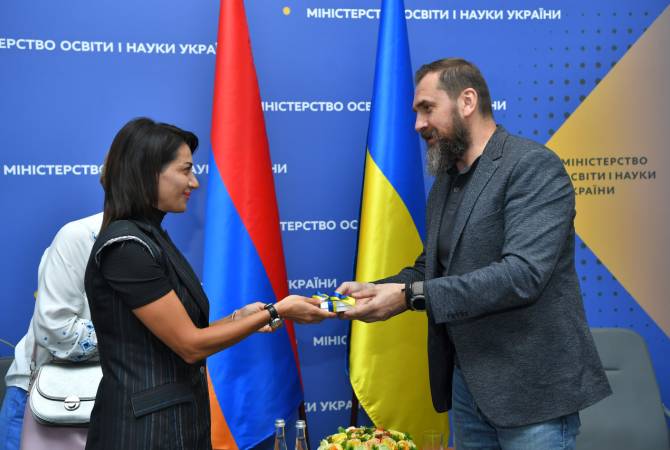 Armenian Prime Minister’s spouse donates over 1,200 gadgets to Ukrainian schoolchildren