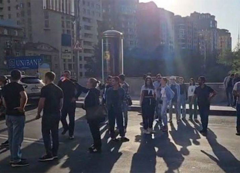 Վաղ առավոտից բողոքի ակցիաները Երևանում մեկնարկել են. բերման է ենթարկվել Անդրանիկ Թևանյանը