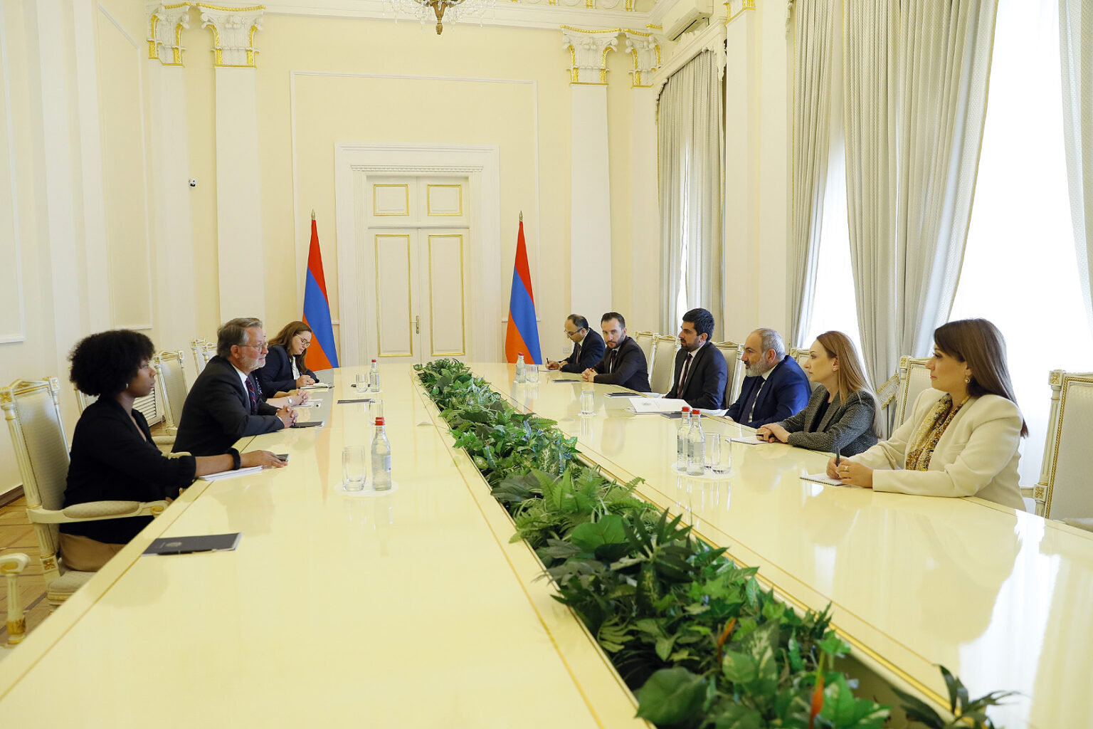 Սենատոր Փիթերսը Փաշինյանի հետ հանդիպմանը վերահաստատել է ԱՄՆ-ի աջակցությունը Հայաստանի տարածքային ամբողջականությանը