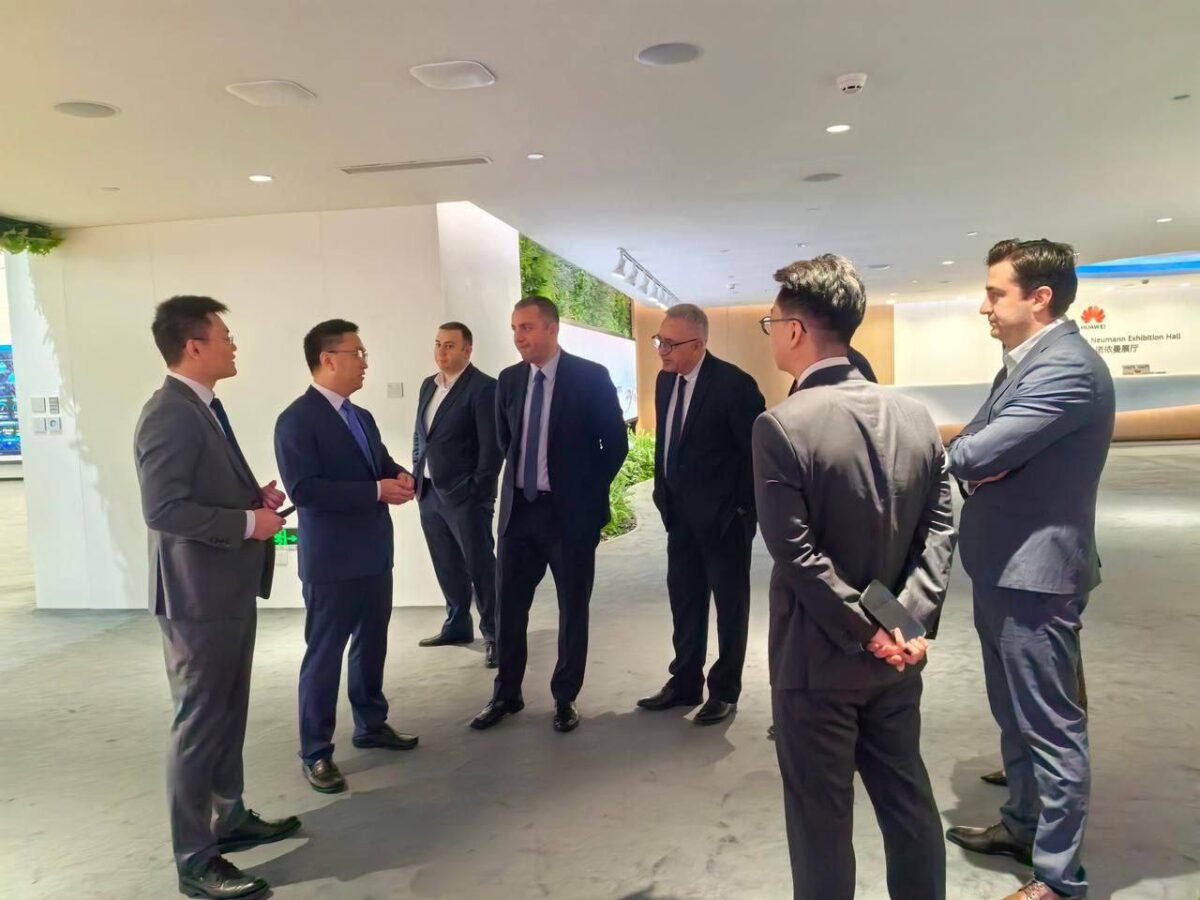 Armenian Economy Minister visits Huawei Technologies
