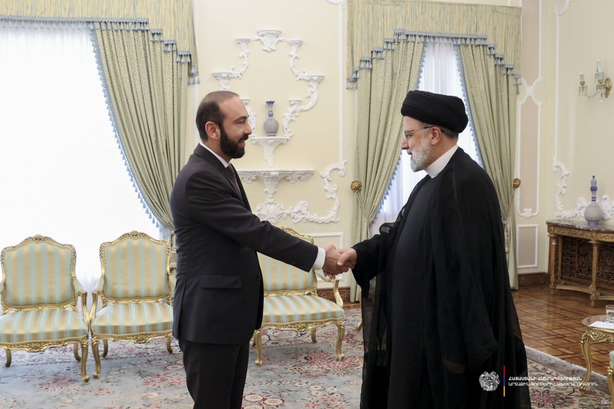 Armenian FM, Iranian President commend political dialogue between the two countries