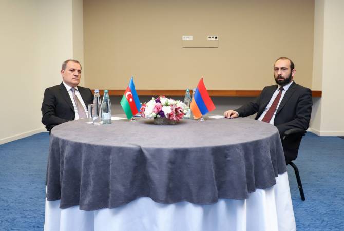 Armenian, Azerbaijani FM held informal talks in Tehran
