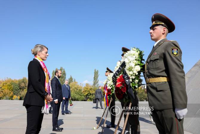 Video - Canadian Minister of Foreign Affairs commemorates Armenian Genocide victims in Tsitsernakaberd Memorial