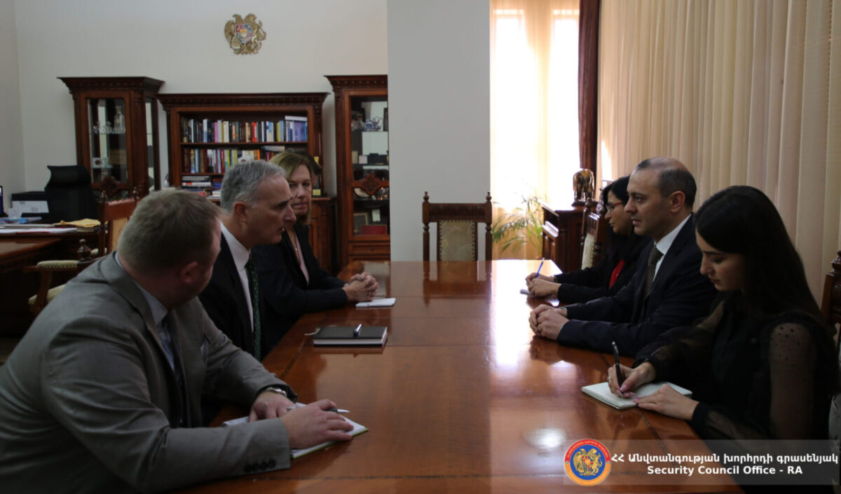 Secretary of Armenia’s Security Council discusses prospects for peace in the region with US official