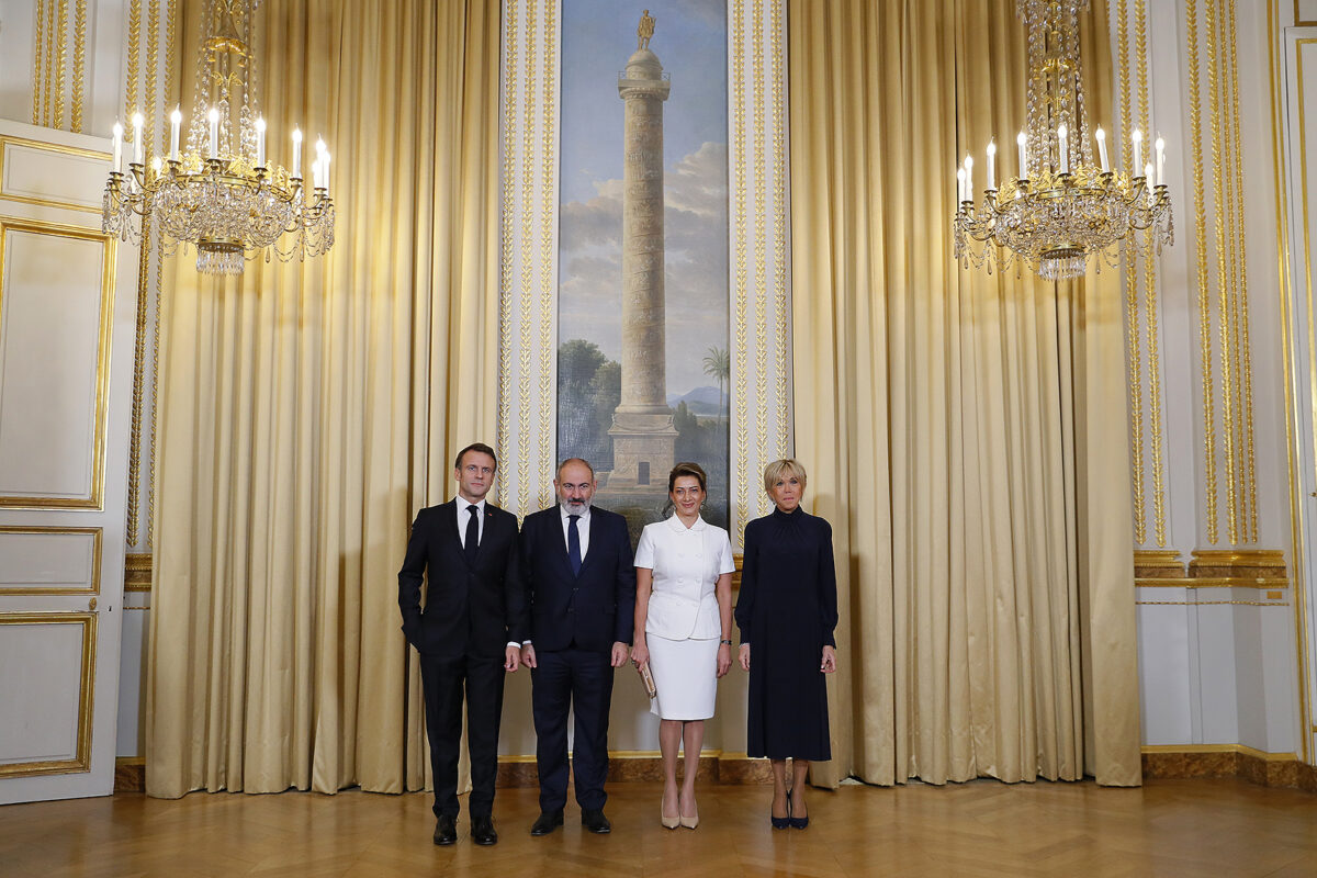 The Prime Minister and wife participate in official dinner hosted by French President