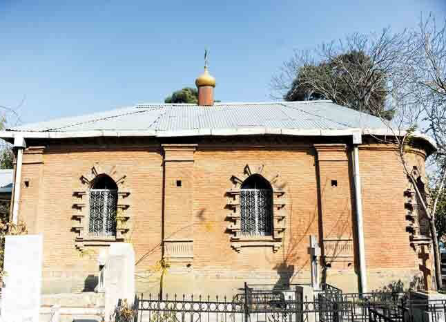 «مادور» از قدیمی‌ترین کلیساهای تهران در آرامستان روس‌ها | آشنایی با کلیسای «ننه مریم» که صندلی و جای اعتراف ندارد