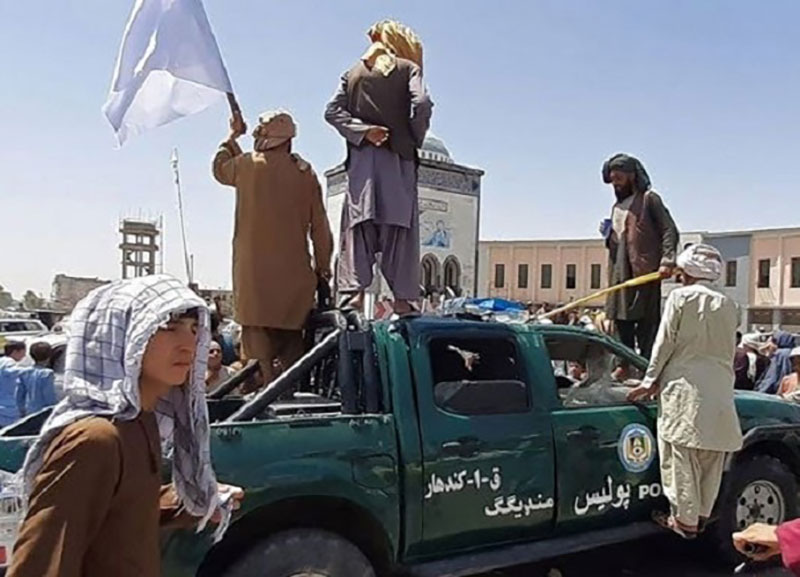 پیشروی طالبان؛ ورود طالبان از غرب کابل، محمداشرف غنی افغانستان را ترک کرد