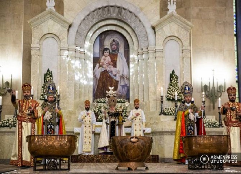 Հայ Առաքելական եկեղեցին նշում է Հիսուս Քրիստոսի Սուրբ Ծննդյան և Աստվածահայտնության տոնը