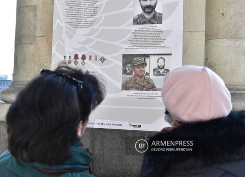 Հրապարակում ցուցադրվել են ՀՀ ազգային բանակի կայացման հիմքում կարևոր նշանակություն ունեցած գործիչների, նրանց իրերի լուսանկարները 
